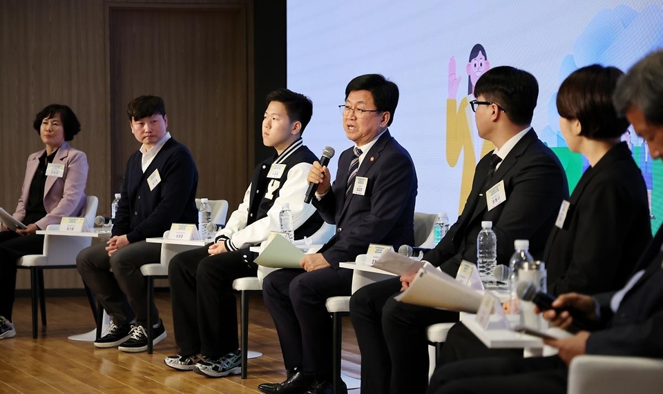 최교진 교육부 장관이 5월 7일 여의도 티피(TP) 타워에서 안전하고 배움이 있는 현장체험학습을 위한 교육공동체 간담회에 참석하고 있다.