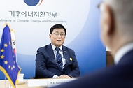 김성환 기후에너지환경부 장관이 5월 7일 서울 서초구 한강홍수통제소에서 우고 아스투토(Ugo ASTUTO) 주한EU대표부 대사와 만나 급변하는 국제정세 속 재생에너지 중심의 에너지 대전환 등 에너지·환경 정책 동향을 공유하고 한-EU 협력방안을 논의하고 있다.