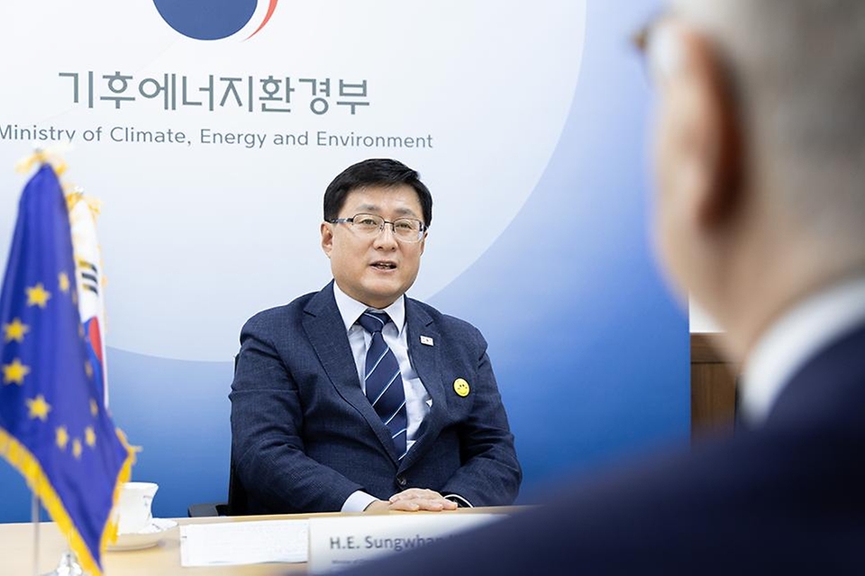 김성환 기후에너지환경부 장관이 5월 7일 서울 서초구 한강홍수통제소에서 우고 아스투토(Ugo ASTUTO) 주한EU대표부 대사와 만나 급변하는 국제정세 속 재생에너지 중심의 에너지 대전환 등 에너지·환경 정책 동향을 공유하고 한-EU 협력방안을 논의하고 있다.