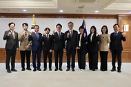 김민석 국무총리가 8일 세종대로 정부서울청사에서 사행산업통합감독위원회 민간위원에게 위촉장을 수여하고 있다.