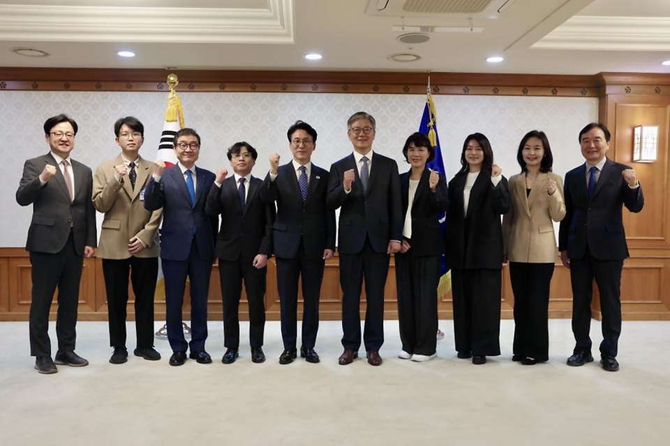 김민석 국무총리가 8일 세종대로 정부서울청사에서 사행산업통합감독위원회 민간위원에게 위촉장을 수여하고 있다.
