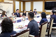 윤호중 행정안전부 장관이 5월 8일 어버이날을 맞아 정부서울청사 환경실무원들에게 카네이션을 전달한 뒤 근무여건 및 애로사항 등을 청취하는 간담회를 하고 있다.