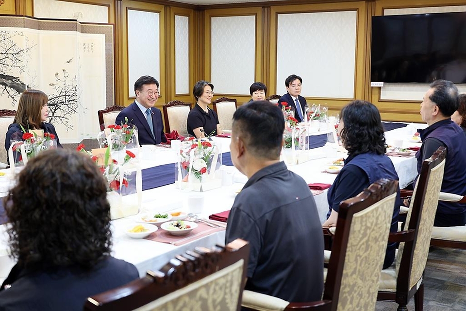 윤호중 행정안전부 장관이 5월 8일 어버이날을 맞아 정부서울청사 환경실무원들에게 카네이션을 전달한 뒤 근무여건 및 애로사항 등을 청취하는 간담회를 하고 있다.