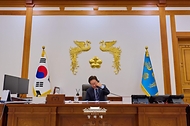 이재명 대통령이 5월 8일 청와대에서 마크 카니 캐나다 총리와 통화하고 있다.