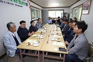 이승돈 농촌진흥청장이 5월 7일 충남 보령시 농업회사법인 보령우유(주)와 공주시 금강축산을 차례로 방문해 낙농·양돈 분야 선도 농업 현황을 살펴보고 현장 의견을 청취하고 있다.