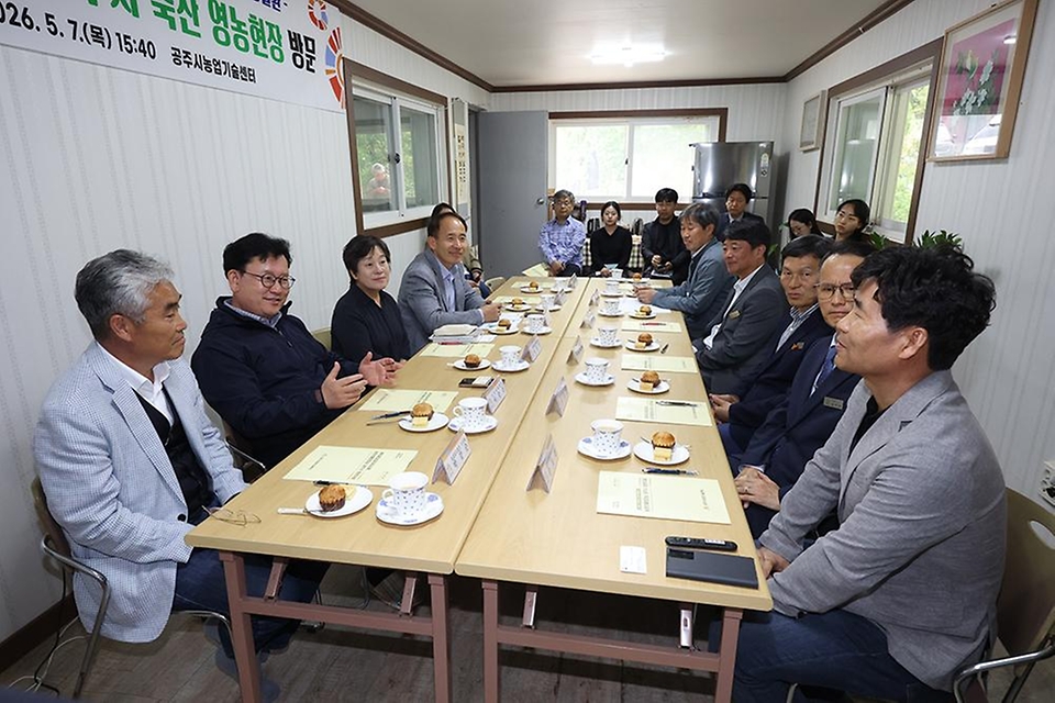 이승돈 농촌진흥청장이 5월 7일 충남 보령시 농업회사법인 보령우유(주)와 공주시 금강축산을 차례로 방문해 낙농·양돈 분야 선도 농업 현황을 살펴보고 현장 의견을 청취하고 있다.