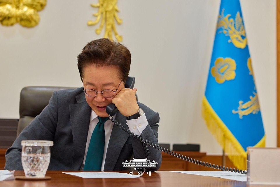 이재명 대통령이 5월 7일 청와대 집무실에서 롭 예턴 네덜란드 총리와 첫 통화를 하고 있다.