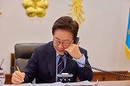 이재명 대통령이 5월 8일 청와대에서 마크 카니 캐나다 총리와 통화하고 있다.