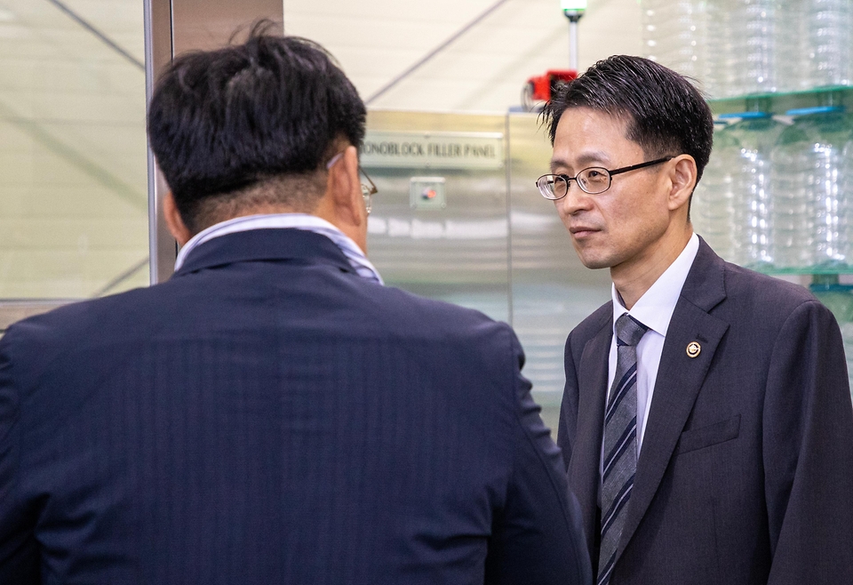백승보 조달청장이 5월 7일 차량용 요소수 공급 업체인 주식회사 경민워터컴을 방문해 생산 현장을 살펴보고 기업의 애로사항을 청취하고 있다.