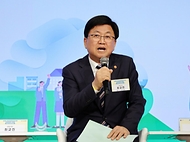 최교진 교육부 장관이 5월 7일 여의도 티피(TP) 타워에서 안전하고 배움이 있는 현장체험학습을 위한 교육공동체 간담회에 참석하고 있다.