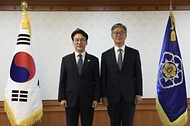 김민석 국무총리가 8일 세종대로 정부서울청사에서 사행산업통합감독위원회 민간위원에게 위촉장을 수여하고 있다.