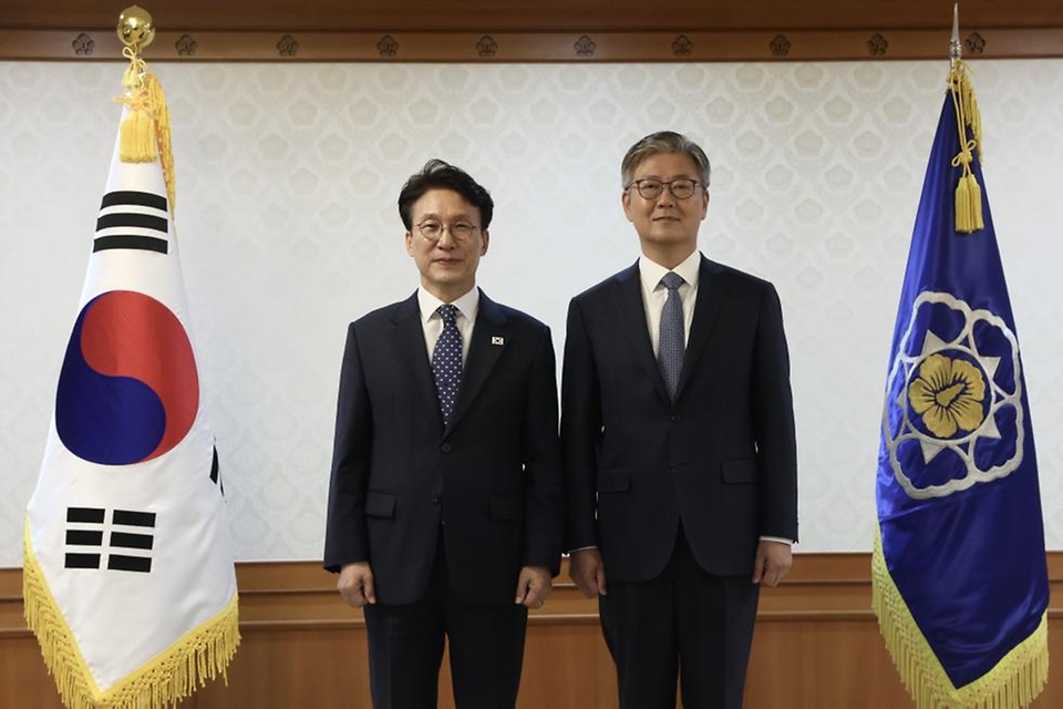김민석 국무총리가 8일 세종대로 정부서울청사에서 사행산업통합감독위원회 민간위원에게 위촉장을 수여하고 있다.