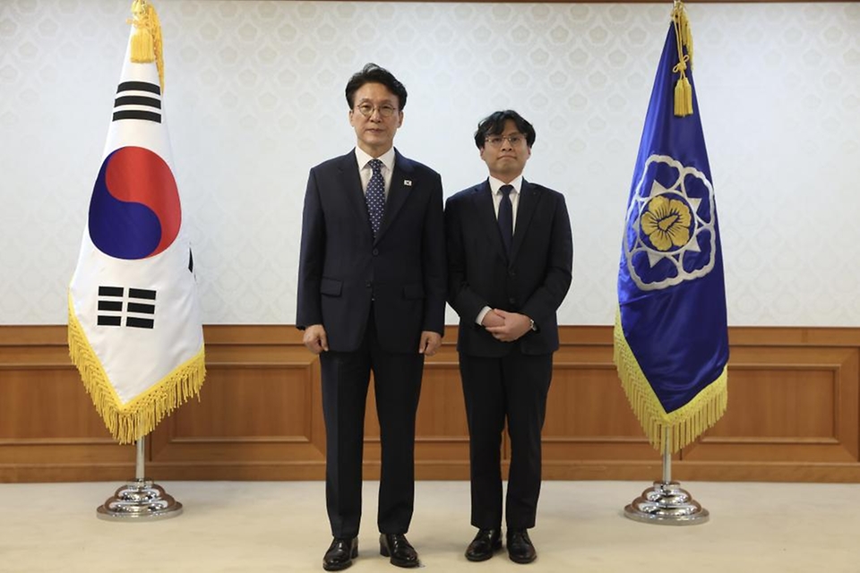 김민석 국무총리가 8일 세종대로 정부서울청사에서 사행산업통합감독위원회 민간위원에게 위촉장을 수여하고 있다.