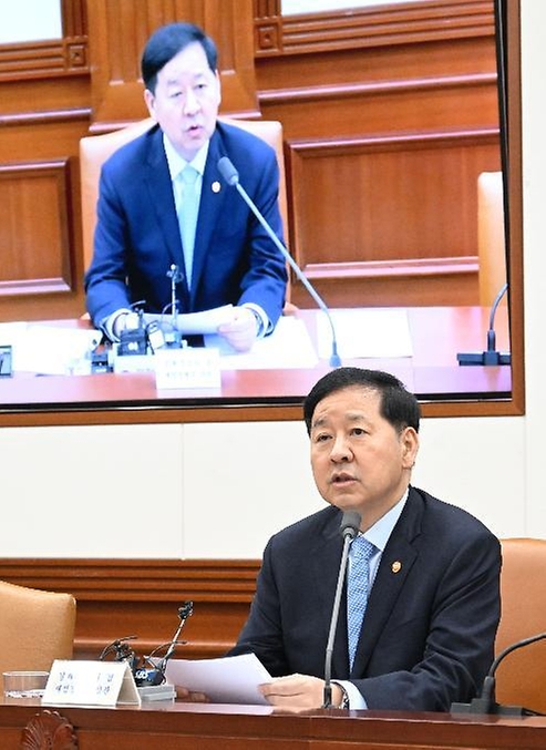 구윤철 부총리 겸 재정경제부 장관이 5월 8일 서울 종로구 정부서울청사에서 열린 '비상경제본부회의 겸 경제관계장관회의 겸 부동산관계장관회의'를 주재, 모두발언을 하고 있다.