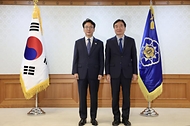김민석 국무총리가 8일 세종대로 정부서울청사에서 사행산업통합감독위원회 민간위원에게 위촉장을 수여하고 있다.