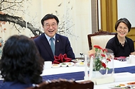 윤호중 행정안전부 장관이 5월 8일 어버이날을 맞아 정부서울청사 환경실무원들에게 카네이션을 전달한 뒤 근무여건 및 애로사항 등을 청취하는 간담회를 하고 있다.