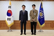 김민석 국무총리가 8일 세종대로 정부서울청사에서 사행산업통합감독위원회 민간위원에게 위촉장을 수여하고 있다.