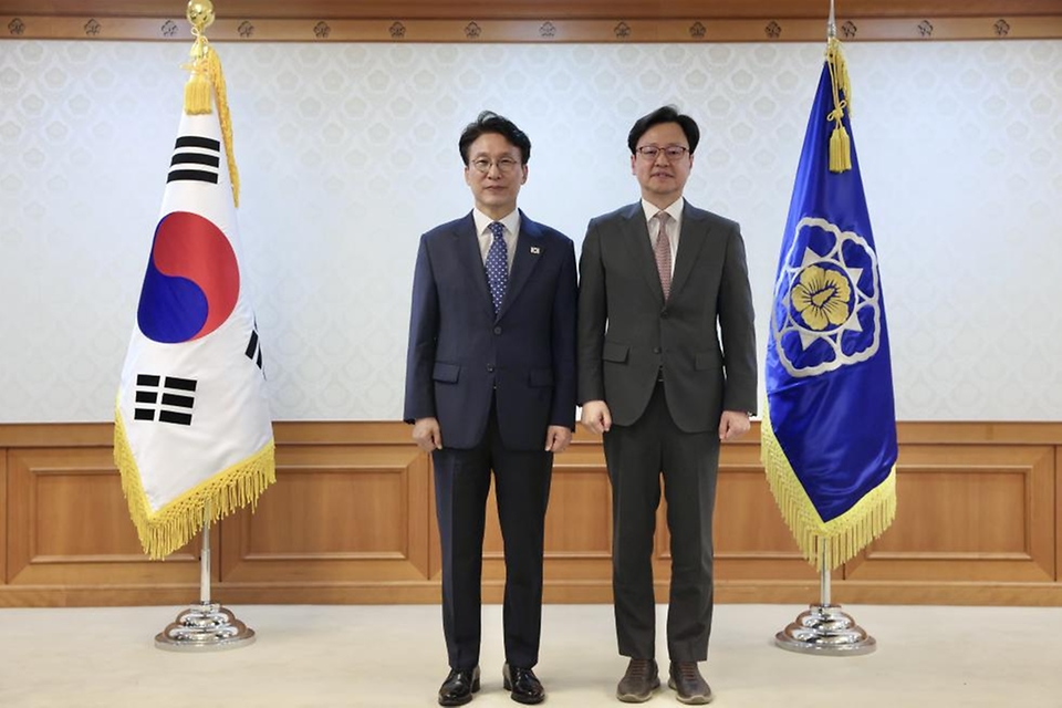 김민석 국무총리가 8일 세종대로 정부서울청사에서 사행산업통합감독위원회 민간위원에게 위촉장을 수여하고 있다.