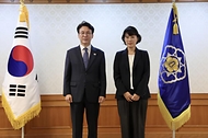 김민석 국무총리가 8일 세종대로 정부서울청사에서 사행산업통합감독위원회 민간위원에게 위촉장을 수여하고 있다.