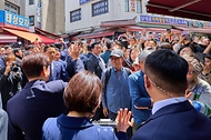이재명 대통령과 김혜경 여사가 5월 8일 제54회 어버이날 기념식을 마친 후 서울 중구 남대문시장을 방문해 시민들과 인사하고 있다.