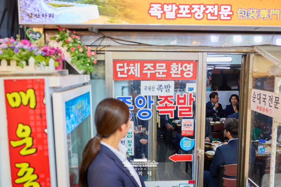 이재명 대통령과 김혜경 여사가 5월 8일 서울 남대문시장 한 식당에서 식사를 하고 있다.