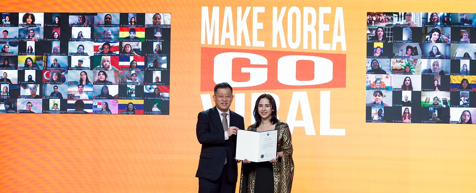 문화체육관광부는 5월 7일 아리랑국제방송 스튜디오에서 제7기 'K-인플루언서' 발대식을 개최했다. 98개국 1152명이 선발돼 전 세계에 한국문화를 알리는 역할을 하며 국내에 머무는 활동가들이 발대식에 참석했다.