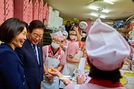 이재명 대통령과 김혜경 여사가 5월 8일 제54회 어버이날 기념식을 마친 후 서울 중구 남대문시장을 방문해 시장 상인들과 대화하고 있다.
