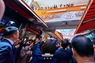 이재명 대통령과 김혜경 여사가 5월 8일 제54회 어버이날 기념식을 마친 후 서울 중구 남대문시장을 방문해 시민들과 인사하고 있다.