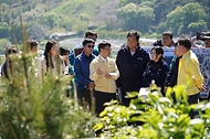 박은식 산림청장이 2026년 5월 8일 충남 홍성군 서부면 대형산불피해지 조림 복원 현장을 점검하고 있다.