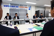 송미령 농림축산식품부 장관이 5월 8일 전북 임실군의 외국인 계절근로 현장을 찾아 지방정부 및 농협 관계자들로부터 농번기 농업고용인력 동향과 애로사항을 듣고, 외국인 계절근로자의 농작업 현장과 숙소 등 근로환경을 점검하고 있다.