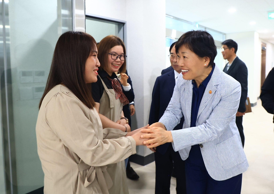 송미령 농림축산식품부 장관이 5월 8일 전북 임실군의 외국인 계절근로 현장을 찾아 지방정부 및 농협 관계자들로부터 농번기 농업고용인력 동향과 애로사항을 듣고, 외국인 계절근로자의 농작업 현장과 숙소 등 근로환경을 점검하고 있다.