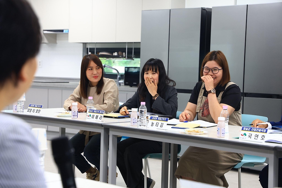 송미령 농림축산식품부 장관이 5월 8일 전북 임실군의 외국인 계절근로 현장을 찾아 지방정부 및 농협 관계자들로부터 농번기 농업고용인력 동향과 애로사항을 듣고, 외국인 계절근로자의 농작업 현장과 숙소 등 근로환경을 점검하고 있다.