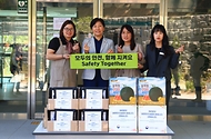 송미령 농림축산식품부 장관이 5월 8일 전북 임실군의 외국인 계절근로 현장을 찾아 지방정부 및 농협 관계자들로부터 농번기 농업고용인력 동향과 애로사항을 듣고, 외국인 계절근로자의 농작업 현장과 숙소 등 근로환경을 점검하고 있다.