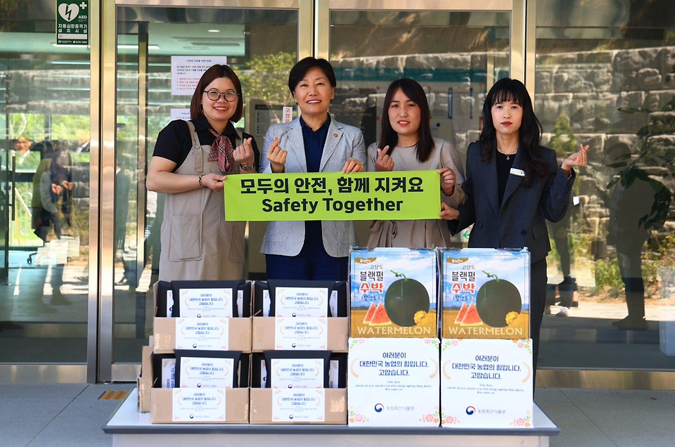 송미령 농림축산식품부 장관이 5월 8일 전북 임실군의 외국인 계절근로 현장을 찾아 지방정부 및 농협 관계자들로부터 농번기 농업고용인력 동향과 애로사항을 듣고, 외국인 계절근로자의 농작업 현장과 숙소 등 근로환경을 점검하고 있다.