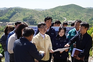 박은식 산림청장이 2026년 5월 8일 충남 홍성군 서부면 대형산불피해지 조림 복원 현장을 점검하고 있다.