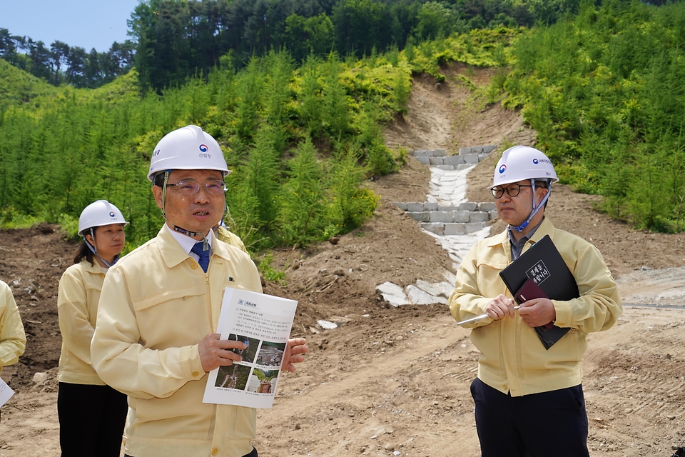 박은식 산림청장이 5월 7일 경남 함양군 산사태 피해지 복구 현장을 점검하고 있다.