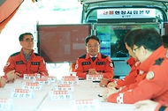 박은식 산림청장이 5월 7일 경남 함양군 남부권산불방지센터를 방문해 산불대응 태세를 점검한 뒤 직원들과 기념촬영을 하고 있다.