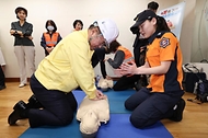 윤호중 행정안전부 장관이 5월 12일 서울 종로구 정부서울청사에서 열린 ‘2026년 5월 공습대비 민방위 훈련’에서 심폐소생술(CPR) 등 응급처치 교육에 참여하고 있다.