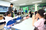 송미령 농림축산식품부 장관이 5월 11일 경기도 안성시에 위치한 농협 안성농식품물류센터와 광덕초등학교를 방문해 어린이 과일간식 사업 추진상황을 점검하고 현장 관계자들을 격려하고 있다.