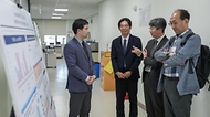 임승관 질병관리청장이 5월 8일 전남대학교병원을 방문해 항생제 내성 대응 상황을 점검하고 의료현장의 의견을 청취하고 있다.