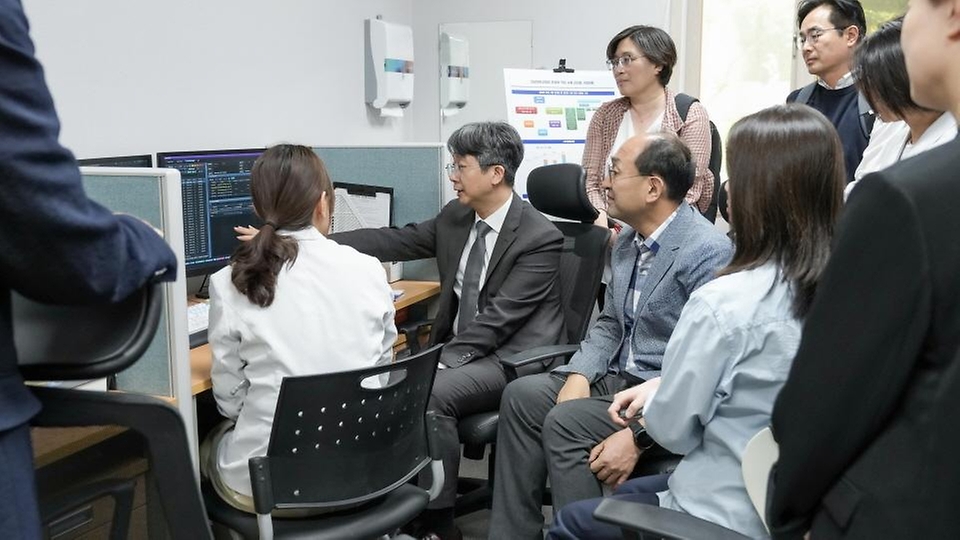 임승관 질병관리청장이 5월 8일 전남대학교병원을 방문해 항생제 내성 대응 상황을 점검하고 의료현장의 의견을 청취하고 있다.
