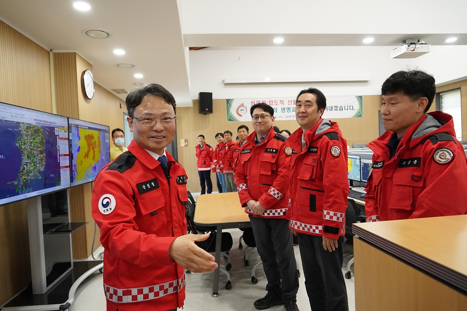 박은식 산림청장이 5월 7일 경남 함양군 남부권산불방지센터를 방문해 산불대응 태세를 점검한 뒤 직원들과 기념촬영을 하고 있다.