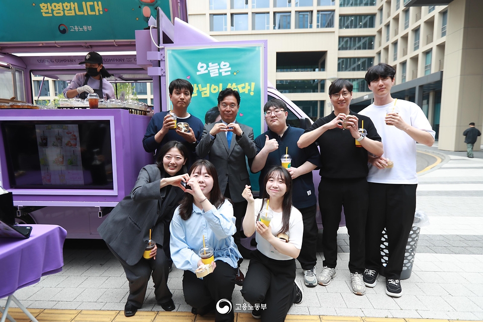 김영훈 노동부 장관이 5월 7일 신규 임용된 노동감독관 210명이 교육을 받고 있는 서울대 시흥캠퍼스를 찾아 예비 노동감독관들과의 소통의 시간을 가졌다.
