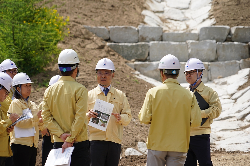 박은식 산림청장이 5월 7일 경남 함양군 산사태 피해지 복구 현장을 점검하고 있다.