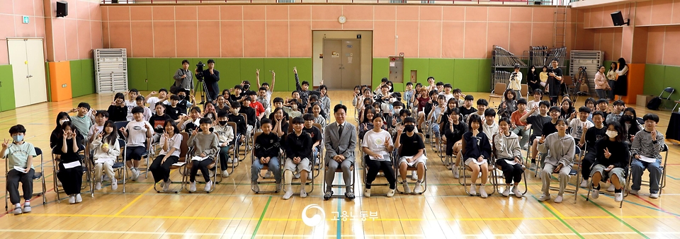 김영훈 고용노동부 장관이 4월 30일 어린이날을 앞두고 경남 김해시 삼문초등학교를 찾아 학생들과의 토크콘서트를 개최하고 있다.