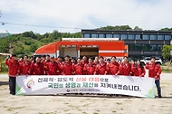 박은식 산림청장이 5월 7일 경남 함양군 남부권산불방지센터를 방문해 산불대응 태세를 점검한 뒤 직원들과 기념촬영을 하고 있다.
