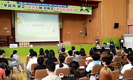 김영훈 고용노동부 장관이 4월 30일 어린이날을 앞두고 경남 김해시 삼문초등학교를 찾아 학생들과의 토크콘서트를 개최하고 있다.