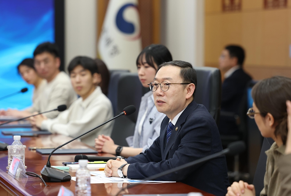 이명구 관세청장이 5월 7일 서울세관에서 민관 협력 기반의 '마약밀수 국민 감시단' 발대식을 개최하고 있다.