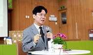 김영훈 고용노동부 장관이 4월 30일 어린이날을 앞두고 경남 김해시 삼문초등학교를 찾아 학생들과의 토크콘서트를 개최하고 있다.