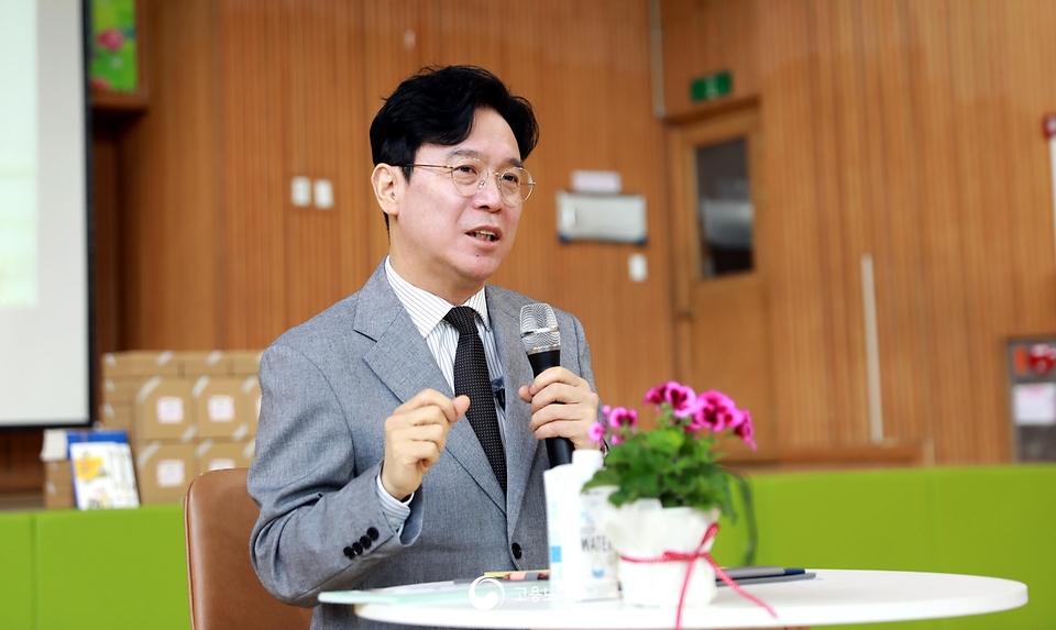 김영훈 고용노동부 장관이 4월 30일 어린이날을 앞두고 경남 김해시 삼문초등학교를 찾아 학생들과의 토크콘서트를 개최하고 있다.